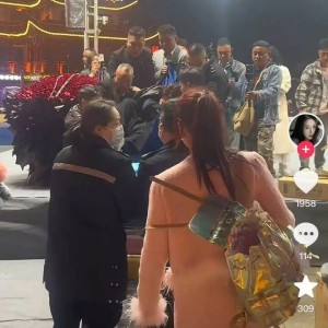 开云体育下载-歌手张政直播后突然捂住胸口并大喊“不要碰我，我这里痛”，随后抽搐晕倒，被救护车紧急送医